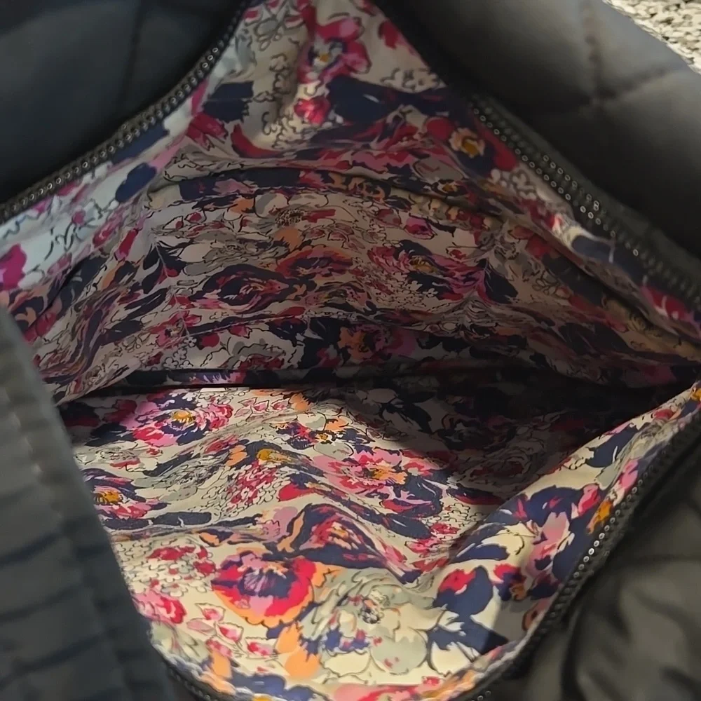 VERA BRADLEY ULTRALIGHT QUILTED HIPSTER CROSSBODY BAG IN BLACK.